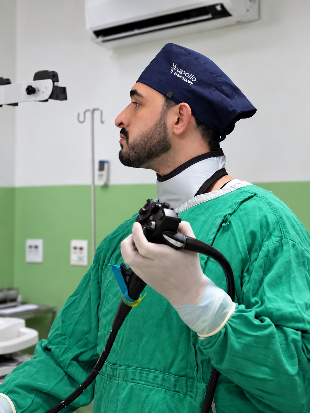 Dr. Ricardo Fortes realizando procedimento endoscópico